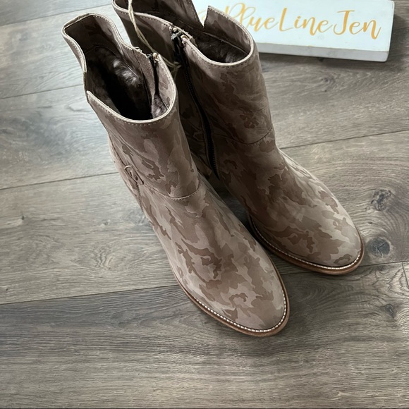 Ross and Snow Renata Genuine Shearling Tan Camo Booties NWOT - Picture 3 of 8
